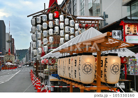 夏の風物詩 京都祇園祭前祭 宵々山の月鉾 105330160