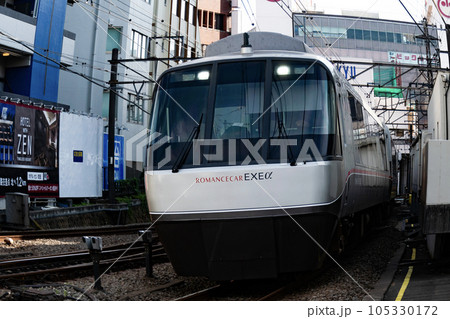 町田駅を発車する小田急ロマンスカー 105330172