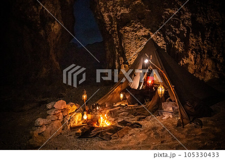 夜キャンプ 一人キャンプ ソロキャンプ ランタン テント設営 野営 ランタン  105330433