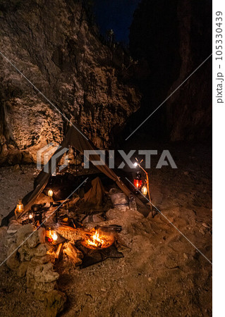 夜キャンプ 一人キャンプ ソロキャンプ ランタン テント設営 野営 ランタン  岩場 焚き火 105330439