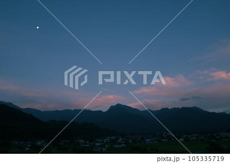 北杜市白州町、南アルプスの峰々、朝焼け雲の上に有明の月 北杜市白州町、南アルプスの峰々、朝焼け雲の上に有明の月 105335719