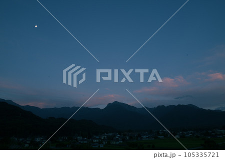 北杜市白州町、南アルプスの峰々、朝焼け雲の上に有明の月 105335721