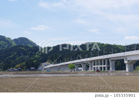 北陸新幹線   文殊山第2福井トンネル入口付近　福井市二上町　2023年5月 105335901