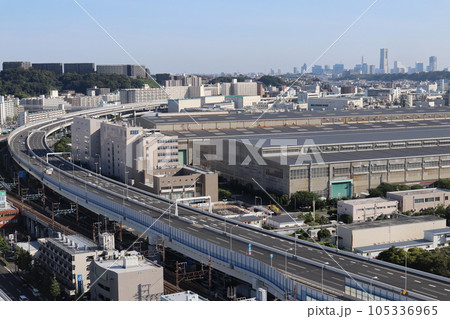 首都高湾岸線からみなとみらい地区を望む 105336965