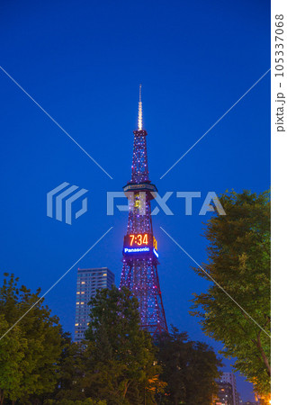 （北海道）ライトアップされた大通公園からさっぽろテレビ塔 105337068