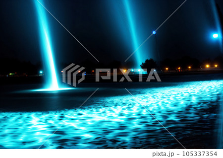 AI画像　夜の噴水イメージ 105337354