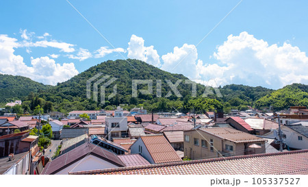 打吹山と赤瓦の街並み 倉吉市打吹回廊から 打吹山と赤瓦の街並み 倉吉市打吹回廊から 105337527