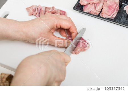 【焼き鳥豚タンの下処理をする主婦 包丁有】 【焼き鳥豚タンの下処理をする主婦 包丁有】 105337542