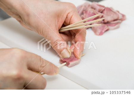 【焼き鳥豚タンの串打ちをする主婦】 【焼き鳥豚タンの串打ちをする主婦】 105337546