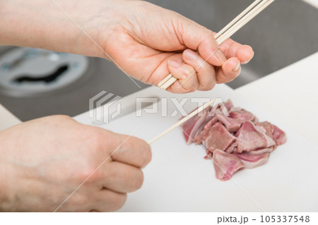 【焼き鳥豚タンの串打ちをする主婦】 【焼き鳥豚タンの串打ちをする主婦】 105337548