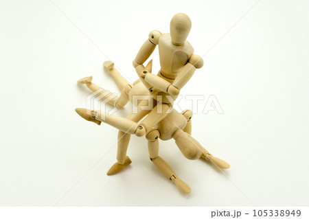 デッサン人形 人を尻に敷く デッサン人形 人を尻に敷く 105338949