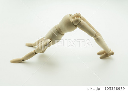デッサン人形　ダウンドッグのポーズ 105338979
