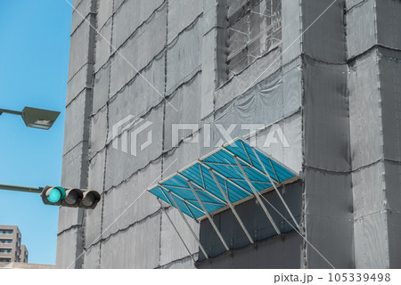 シートに覆われたマンションの建設現場 シートに覆われたマンションの建設現場 105339498