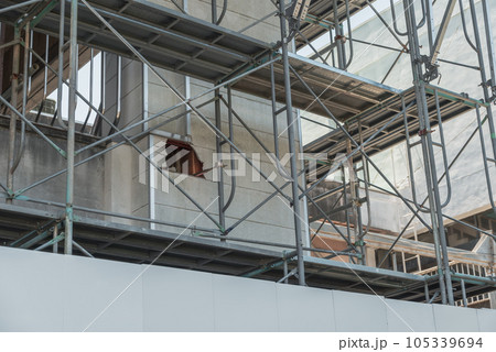 解体工事現場　足場の架け払いと壁つなぎ 105339694