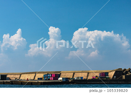 屋久島　夏の青空に湧き上がる積乱雲 105339820
