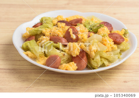 レタスと玉子とウインナーの炒め物 105340069