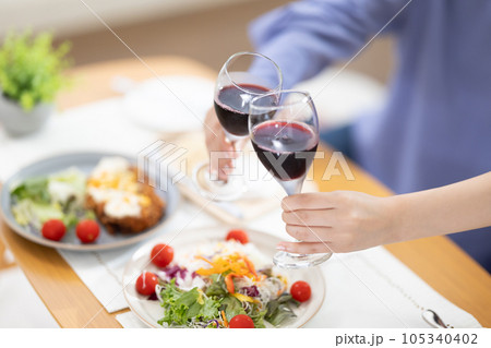ワインで乾杯する女性の手元 ワインで乾杯する女性の手元 105340402