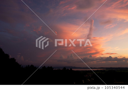 残照で赤く染まった積乱雲が猪苗代湖上空に湧き上がり、印象的で綺麗だ。 105340544