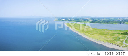 北海道 石狩川河口を空撮 105340597