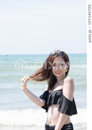 ビキニの女性 105340700