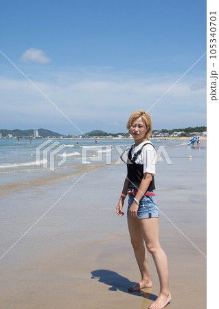 浜辺の女性 105340701