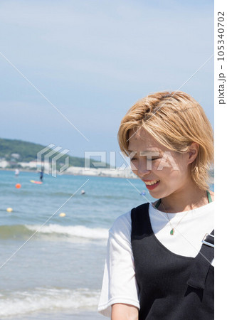 浜辺の女性 105340702