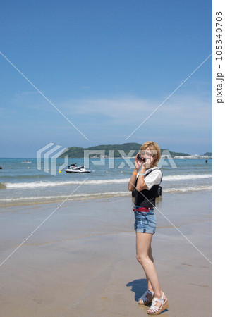 浜辺の女性 105340703
