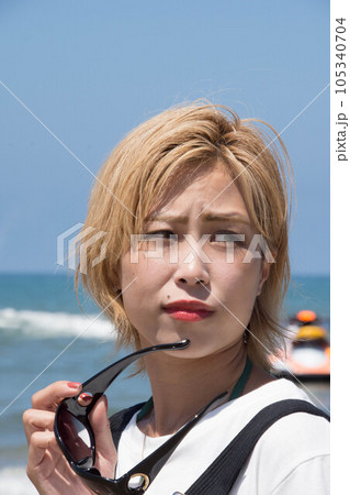 海辺の女性 105340704