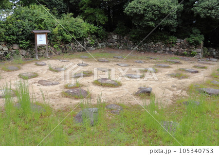 安土城址の天守跡 建物 基礎跡 安土城址の天守跡 建物 基礎跡 105340753