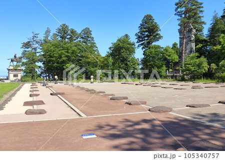 仙台城本丸大広間の遺構(昭忠碑、伊達政宗公騎馬像方面) 仙台城本丸大広間の遺構(昭忠碑、伊達政宗公騎馬像方面) 105340757