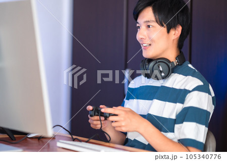 ビデオゲームを楽しむ若い男性 ビデオゲームを楽しむ若い男性 105340776