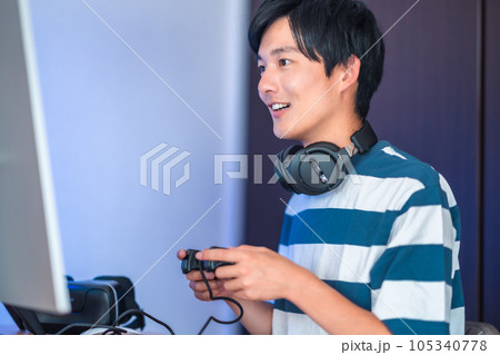 ビデオゲームを楽しむ若い男性 ビデオゲームを楽しむ若い男性 105340778