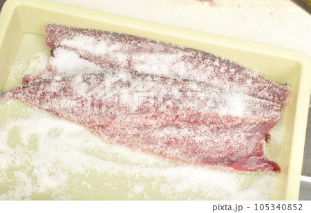 柵にした魚を塩締めにする 柵にした魚を塩締めにする 105340852