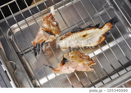 グリルで焼いた魚のアラ 105340890