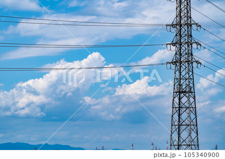 送電鉄塔と夏の昼の青空に湧く積乱雲　a-1 105340900