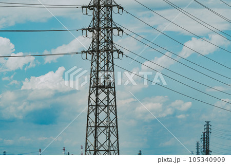 送電鉄塔と夏の昼の青空に湧く積乱雲 b-5 フィルム調 送電鉄塔と夏の昼の青空に湧く積乱雲 b-5 フィルム調 105340909
