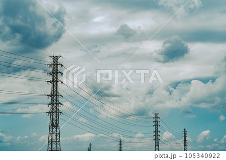 送電鉄塔と夏の昼の青空に湧く積乱雲 d-5 フィルム調 送電鉄塔と夏の昼の青空に湧く積乱雲 d-5 フィルム調 105340922