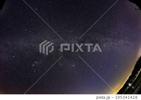 瀬戸内の秋の星景 オリオン座と冬の天の川 瀬戸内の秋の星景 オリオン座と冬の天の川 105341428