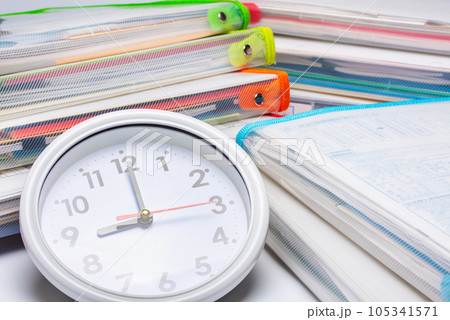 時計と大量の書類ファイル_就業時間_締め切り_残業イメージ 105341571