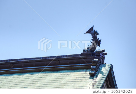 鳥居の屋根のシャチホコ 105342028