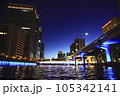 水面から見るオフィス街大阪中之島ナイトカヤック 105342141