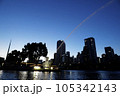 水面から見るオフィス街大阪中之島ナイトカヤック 105342143