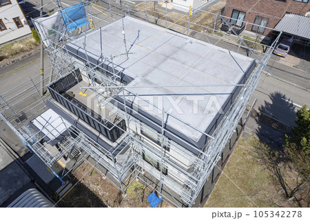 住宅リフォーム 屋根の張替え作業中の家（空撮） 105342278