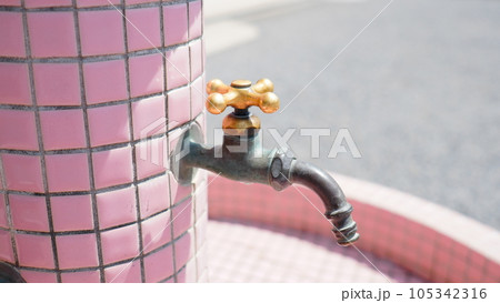 懐かしいレトロな水道蛇口 懐かしいレトロな水道蛇口 105342316