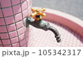 懐かしいレトロな水道蛇口 105342317