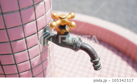 懐かしいレトロな水道蛇口 105342317