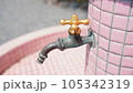 懐かしいレトロな水道蛇口 105342319
