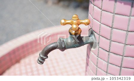 懐かしいレトロな水道蛇口 105342319