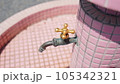 懐かしいレトロな水道蛇口 105342321