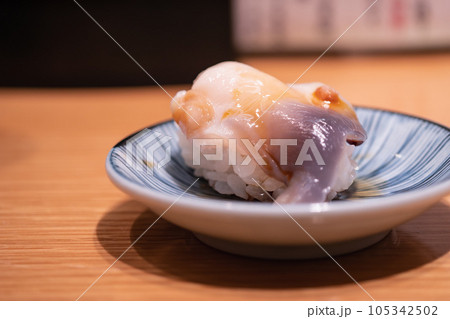 和食の握り寿司。新鮮なホッキ貝。 105342502